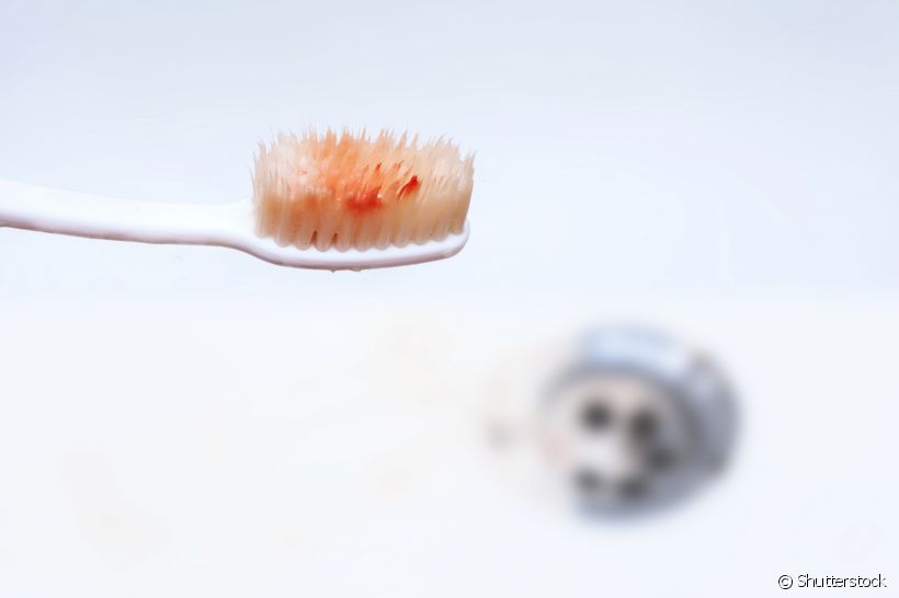 Ao terminar a higiene bucal, você repara uma cor bem avermelhada nas cerdas da sua escova. Isso pode ser o sorriso avisando que tem algo de errado com o seu organismo