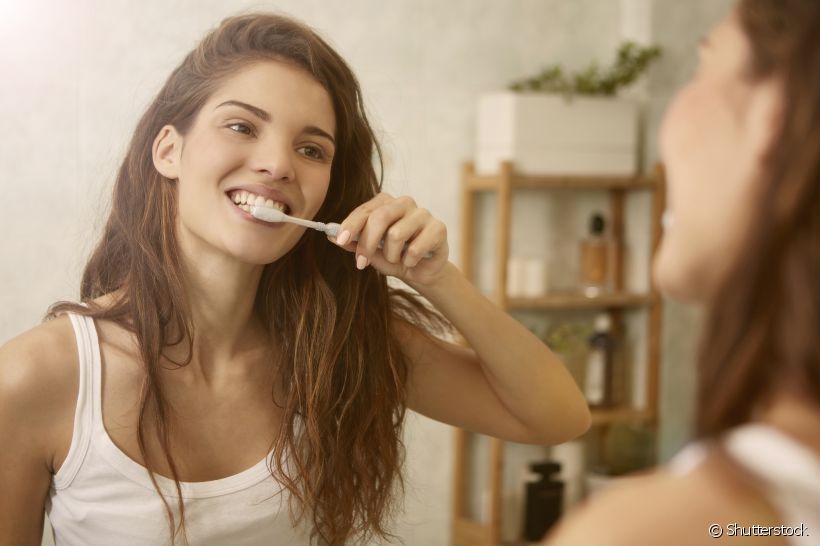 Você sente um incômodo na gengiva na hora de escovar os dentes? Isso pode ser culpa da sua escova. O dentista Ariovaldo Stefani  indica a melhor ferramenta para evitar essa situação