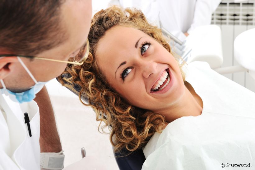 O clareamento dental é um procedimento bem simples e seguro, mas requer algumas restrições. Dentre elas, será que a faixa etária do paciente está incluída? Profissionais no assunto esclarecem a dúvida 