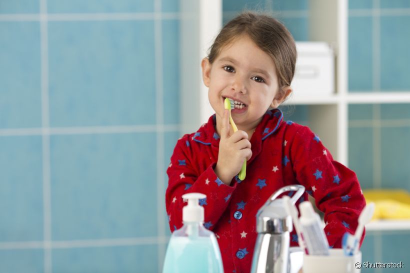 Como saber se a criança já consegue fazer a escovação sozinha? A especialista explica melhor sobre o assunto e orienta os pais sobre como prosseguir