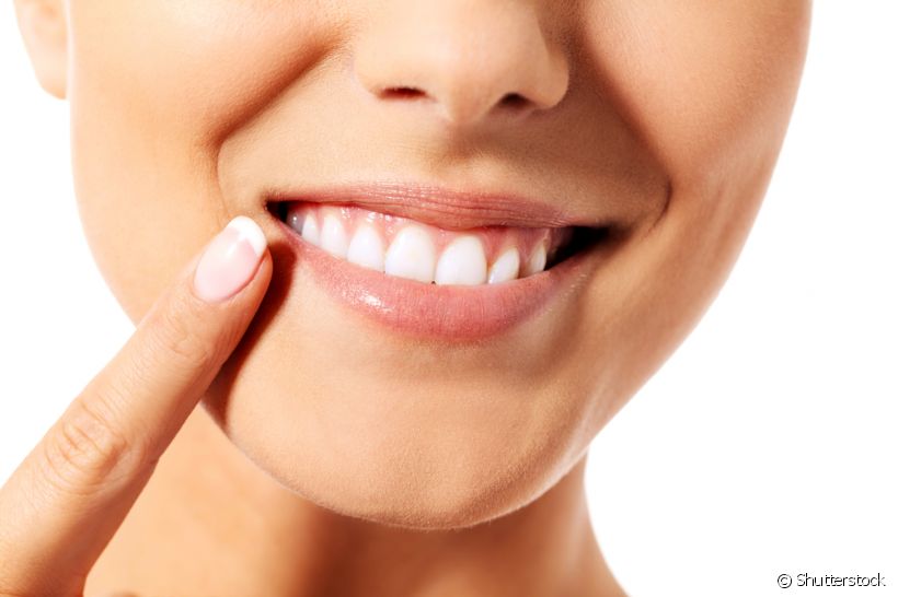 Esmalte dentário: é a superfície mais externa e dura do dente, sendo bastante resistente. Porém, alguns fatores podem alterar sua cor