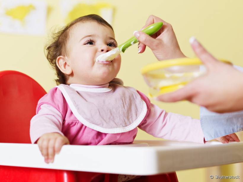 Os pais devem cuidar do sorriso banguela dos bebês para evitar infecções, mantendo a gengiva e língua sempre limpas