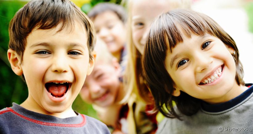 As crianças podem ter o sorriso amarelado na primeira dentição. A odontopediatra Patricia Pereira afirma que esse problema acontece devido a vários fatores externos e genéticos
