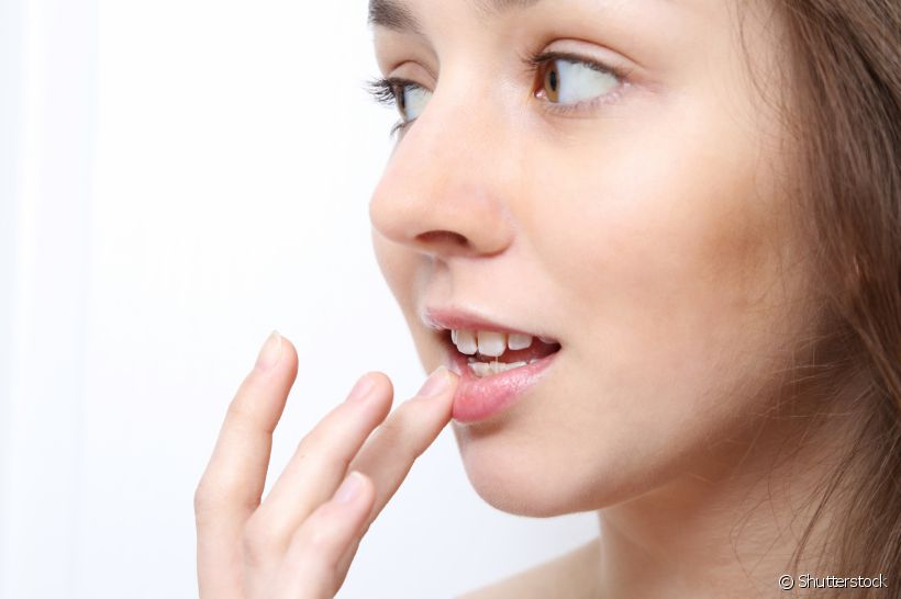 O herpes pode afetar sua saúde bucal? Conversamos com uma dermatologista para desvendar essa dúvida e dar dicas bem bacanas para driblar essas feridinhas chatas