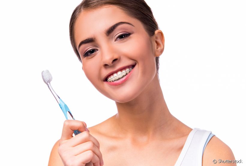 Todo sorriso metálico precisa ter sua escova ortodôntica. Já conhece os benefícios dessa ferramenta? O Sorrisologia fez uma listinha para você