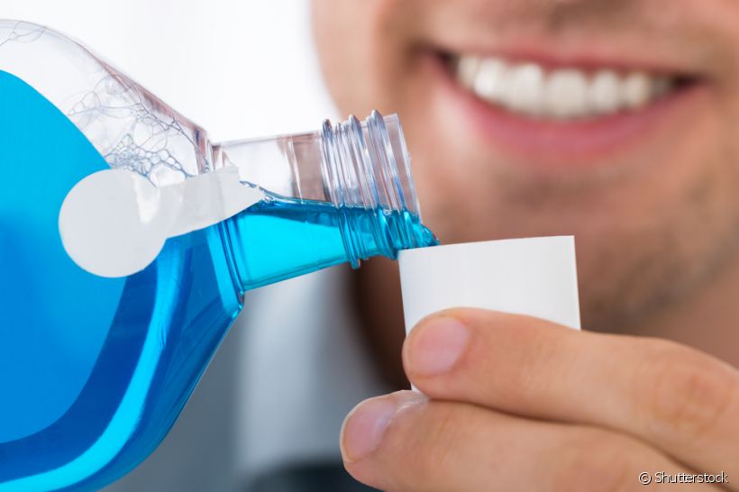 Não se deve fazer um bochecho com água depois de usar o enxaguante bucal. Você sabe por quê?
