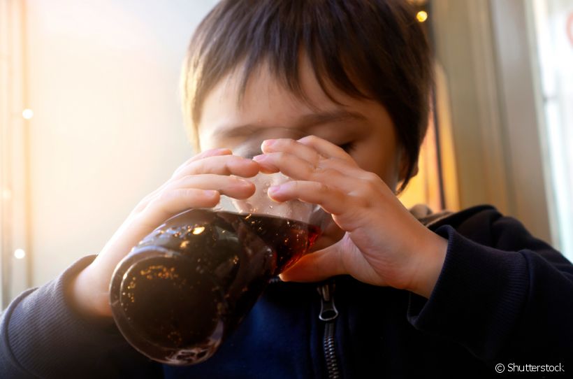 Seu filho é fã de um refrigerante? Entenda como o líquido pode estar prejudicando a saúde bucal do pequeno
