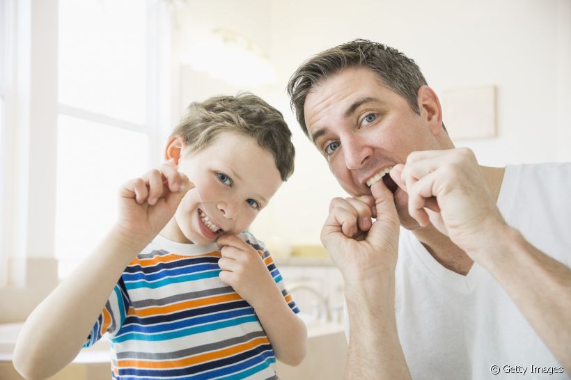 Os pequenos também precisam usar o fio dental para manter a saúde bucal em dia. E esse uso também deve acontecer fora de casa. É essencial ter o item no kit de higiene da criança, entenda mais!