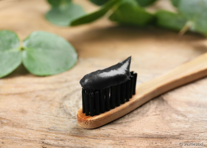 Além de uma limpeza suave e profunda, alguns cremes dentais com carvão também atuam contra a sensibilidade dos dentes. Saiba mais