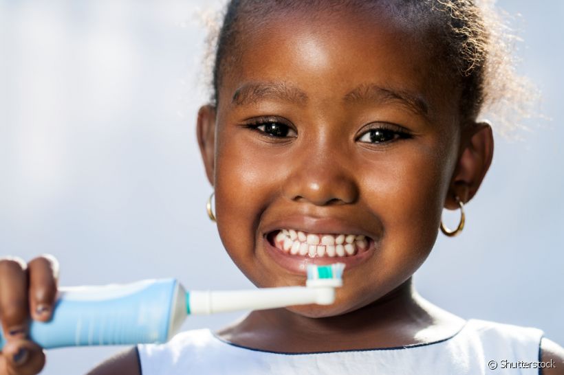 Saiba como escolher a melhor escova de dentes elétrica para o seu filho