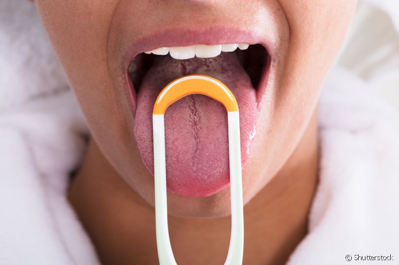 Você tem o costume de escovar a língua? Veja qual produto é o mais recomendado para essa higiene