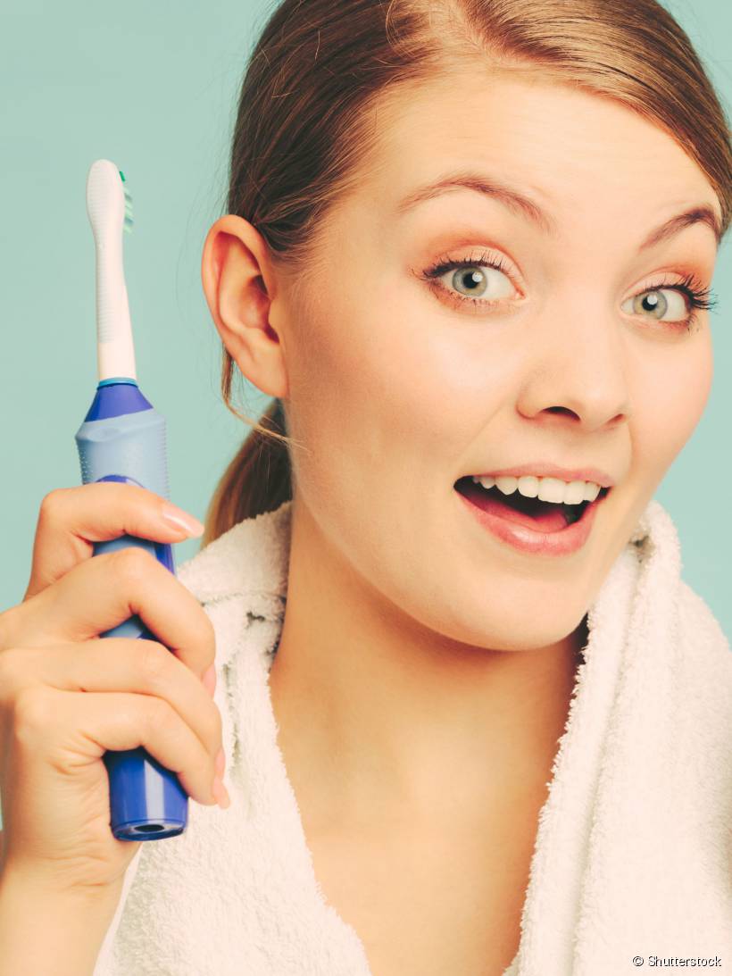 A escova de dentes elétrica possui várias funções bem bacanas que contribuem para sua higiene bucal. Que tal conferir todos os benefícios?