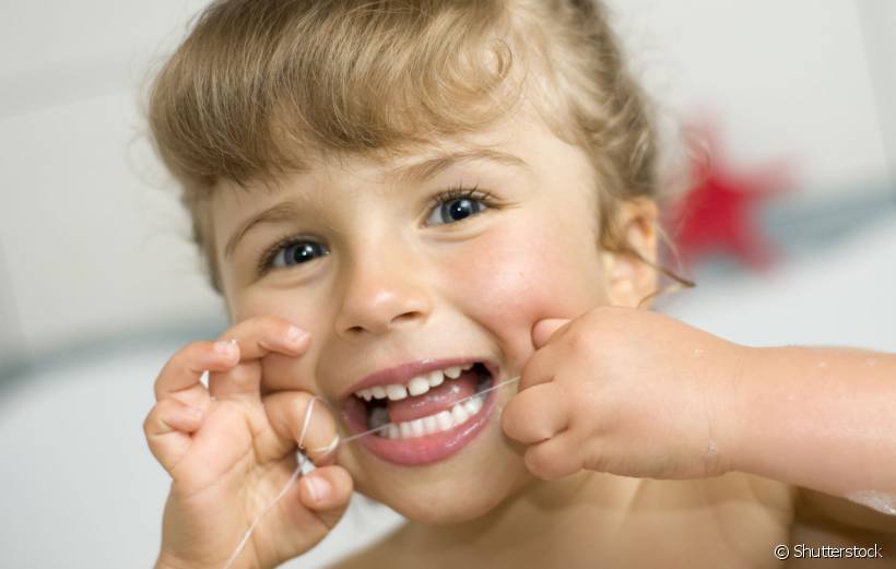 A criançada não só pode, como devem fazer uso do fio dental. Porém, é importante que os pais estejam sempre por perto ensinando a correta limpeza e auxiliando para evitar acidentes