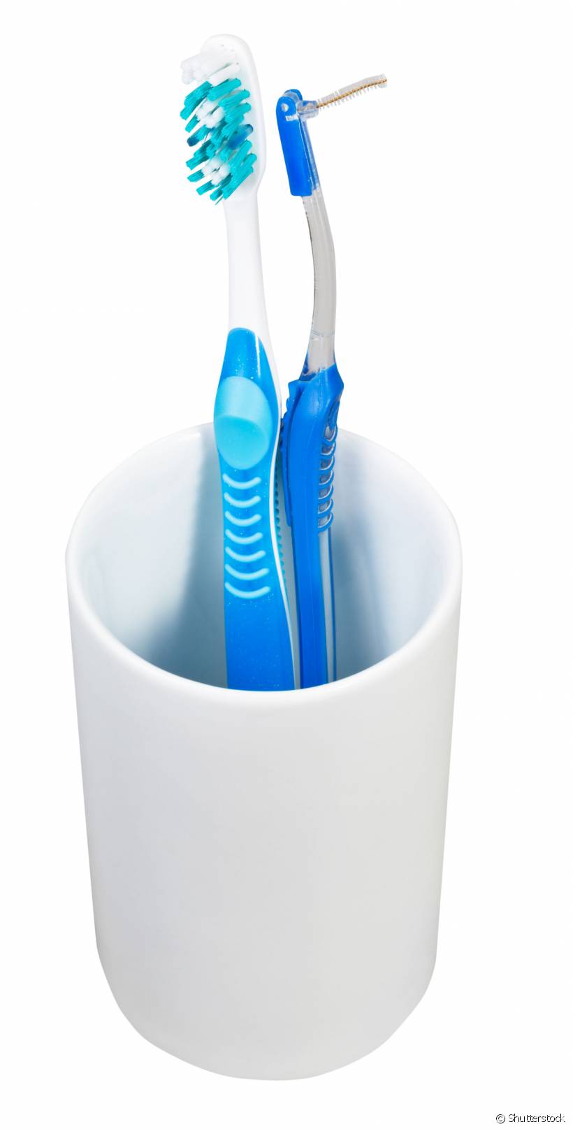 A escova ortodôntica higieniza os dentes já que se adequada para adaptação aos braquetes. A interdental é indicada para a limpeza de que possui espaços entre os dentes