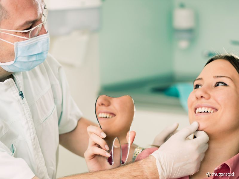 Procure um dentista de confiança para uma avaliação odontológica. Depois desta análise, ele vai decidir o melhor tipo de tratamento para clarear seus dentes.
