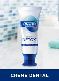 Produto - Frasco de Creme dental Oral-B Gengiva Detox, banheiro ao fundo.